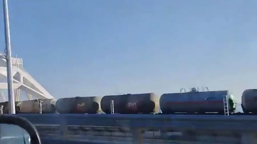 Окупанти возять паливо Кримським мостом