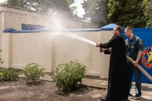 священник