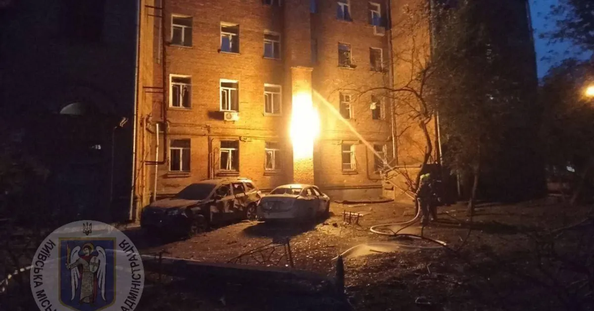У Києві горить будинок