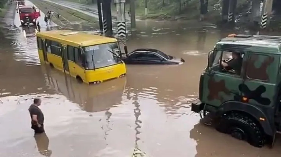 В Маріуполі залило вулицю