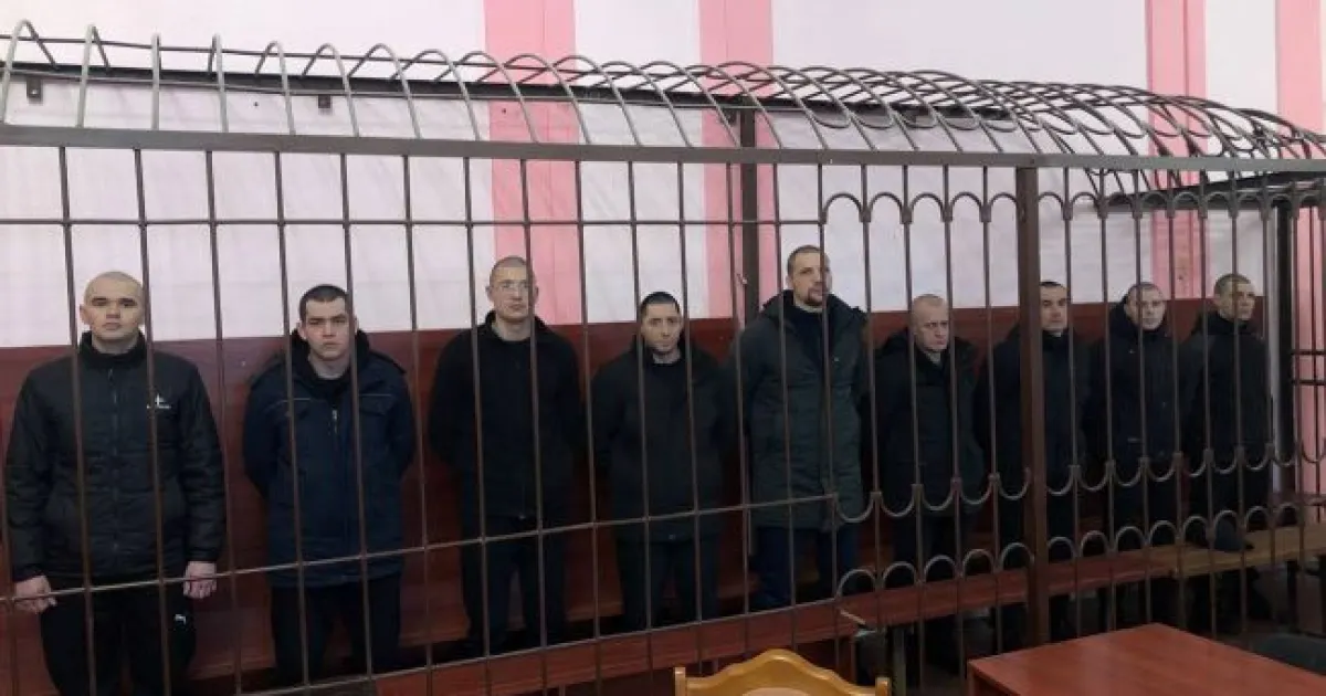 на суді
