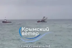 тонет плавучий кран