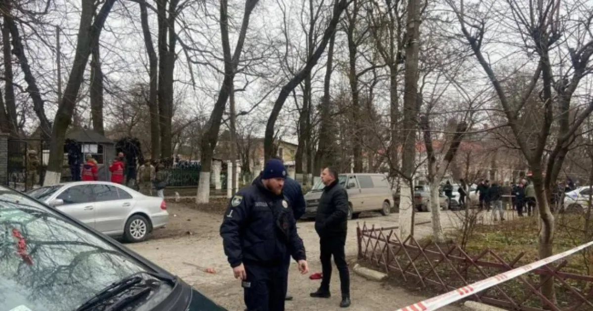 біля ТЦК