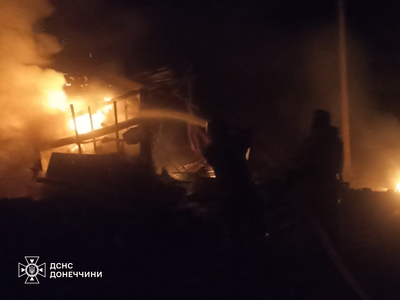 Внаслідок російського обстрілу села Волноваського району відбулося часткове руйнування будівлі підприємства, під завалами якого опинилася людина. Рятувальники деблокували постраждалого.
