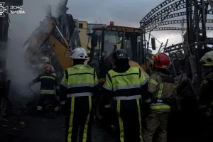 Рятувальники розбирають завали