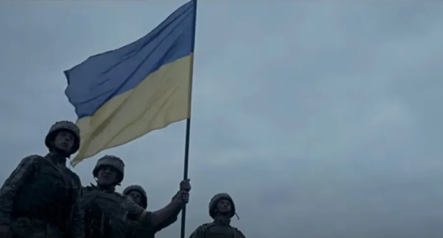 військові тримають українській прапор / военные держат украинский флаг