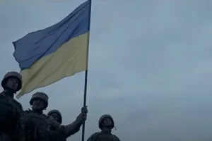 військові тримають українській прапор / военные держат украинский флаг