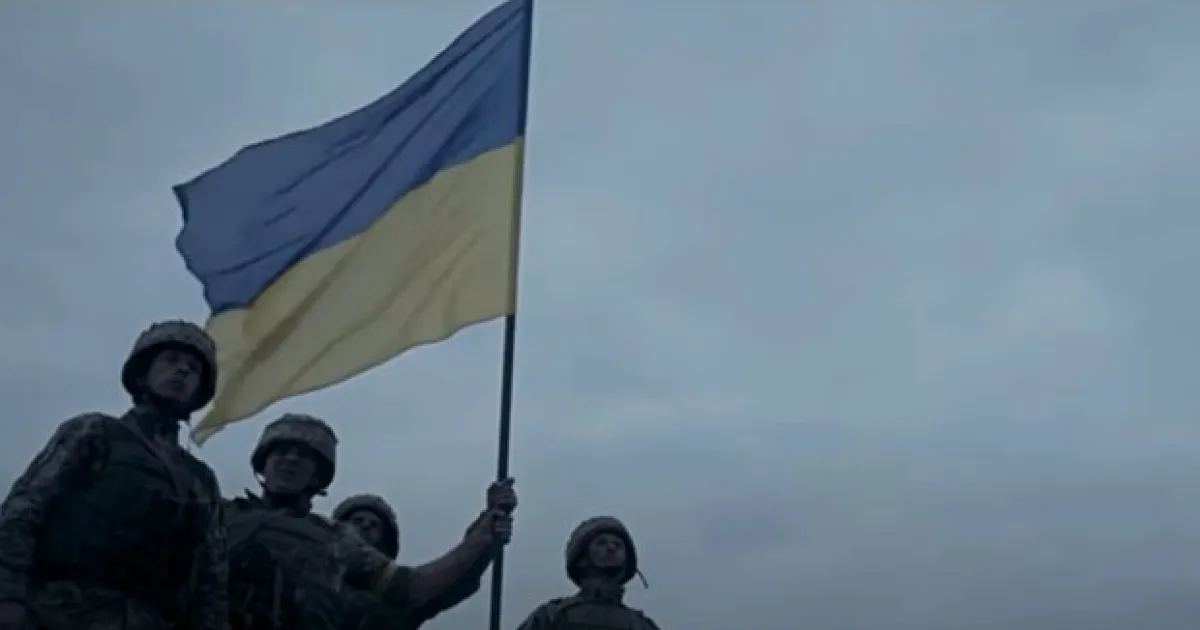військові тримають українській прапор / военные держат украинский флаг