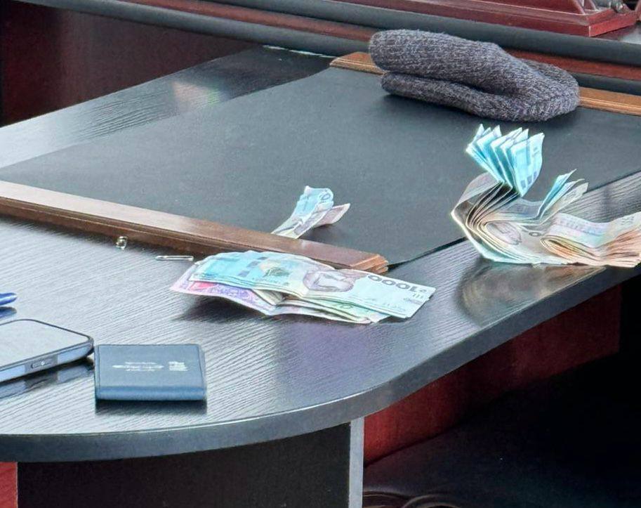 Фото – під час обшуку в кабінеті Кульбако знайшли гроші, які він отримав в якості хабаря