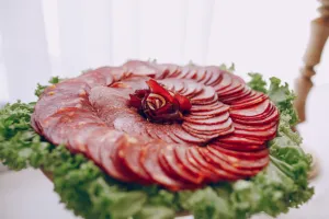 сирокопчена ковбаса
