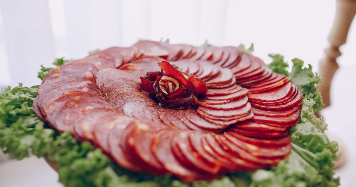 сирокопчена ковбаса