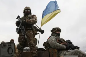 украинские военные рядом с флагом Украины