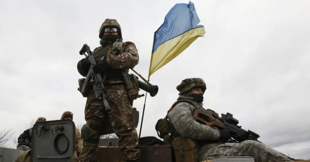 украинские военные рядом с флагом Украины