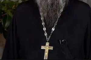 священник