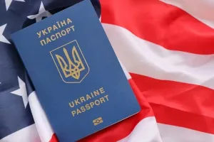 паспорт Украины на фоне  флага США