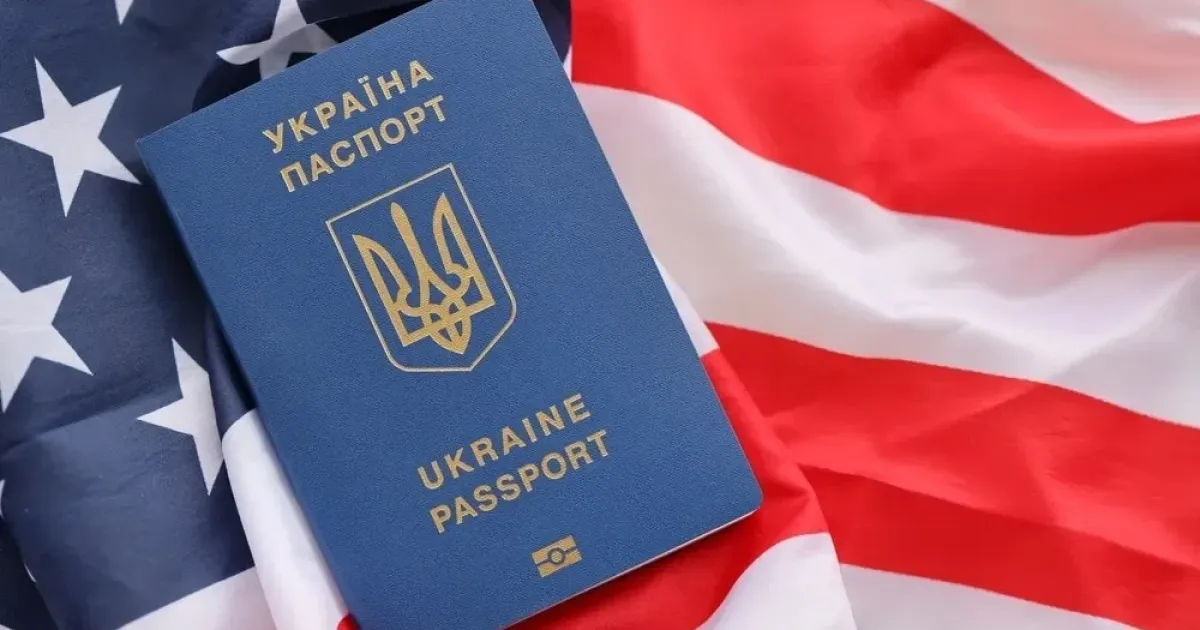 паспорт Украины на фоне  флага США
