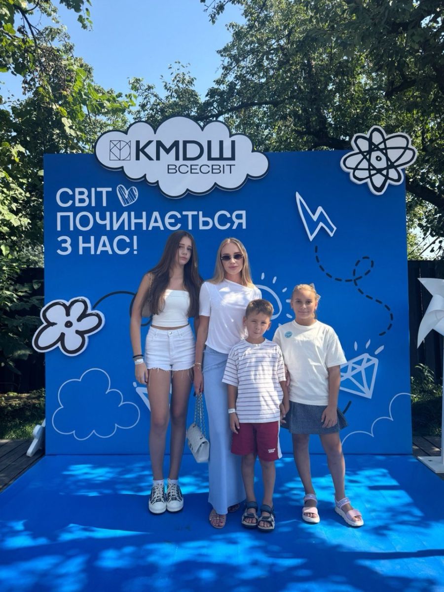 Анна Сахно з сім'єю