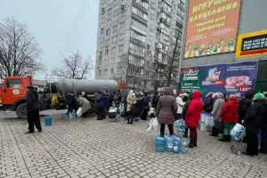 Черга за водою - Очередь за водой
