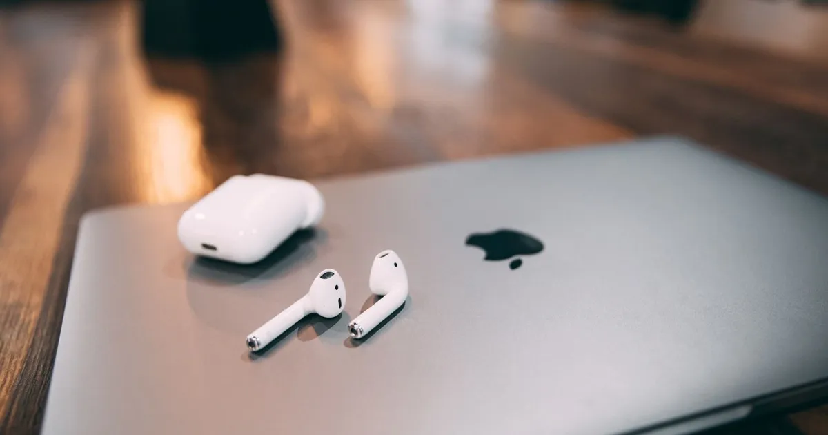 MacBook и AirPods