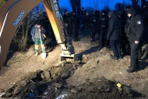 Працівники "Чернівціводоканалу" виявили несанкціоновану трубу для зливу у каналізацію нечистот з Лужанського спиртзаводу