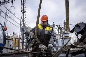 енергетик виконує ремонт