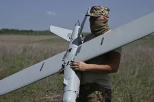 дрон в руках військового