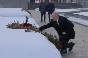 Путин, Пискаревское кладбище