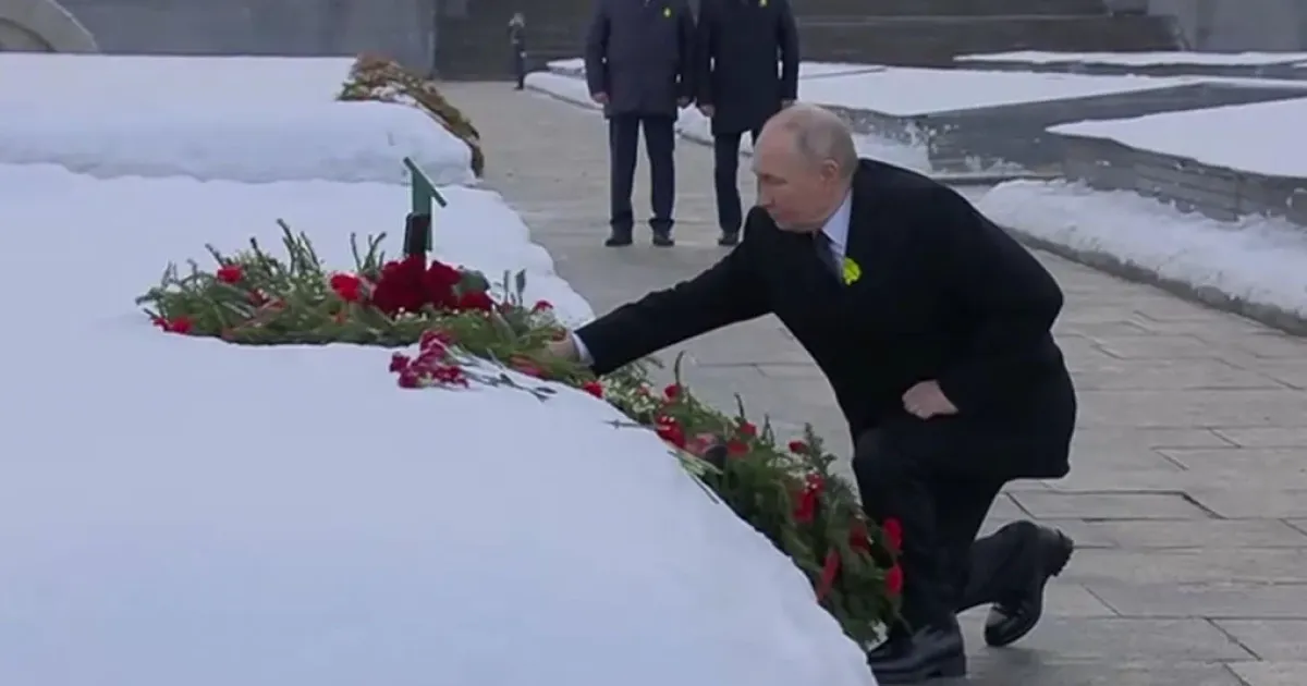 Путин, Пискаревское кладбище