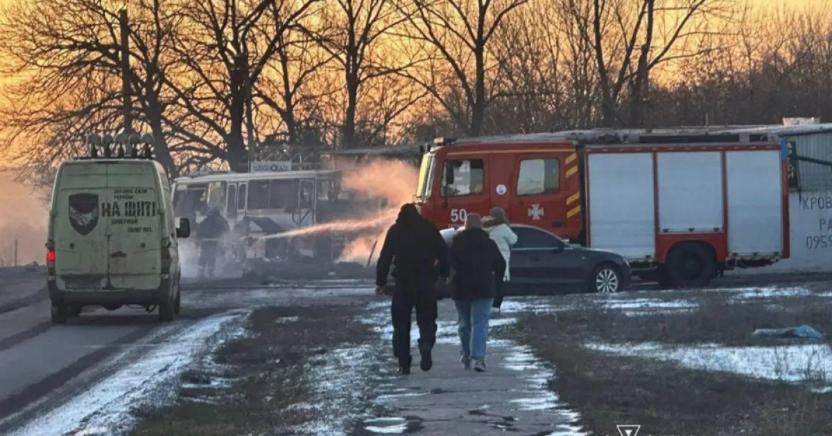 удар по автобусу