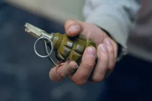 граната в руці