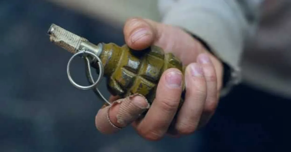 граната в руці