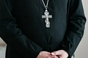 священник