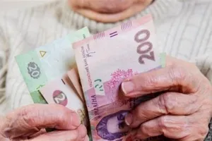 гривні в руках у старої жінки