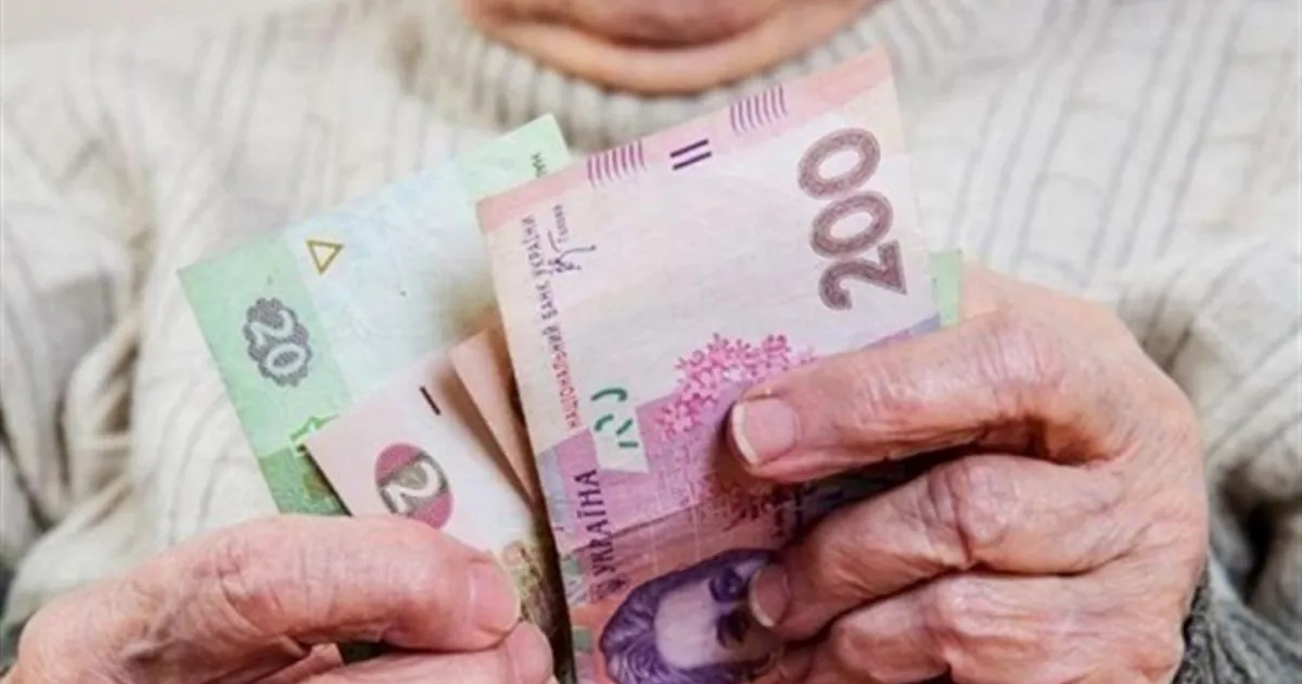гривні в руках у старої жінки