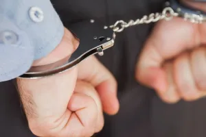 людина в наручниках
