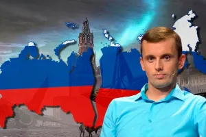 Руслан Бортнік на фоні карти Росії що розкололась