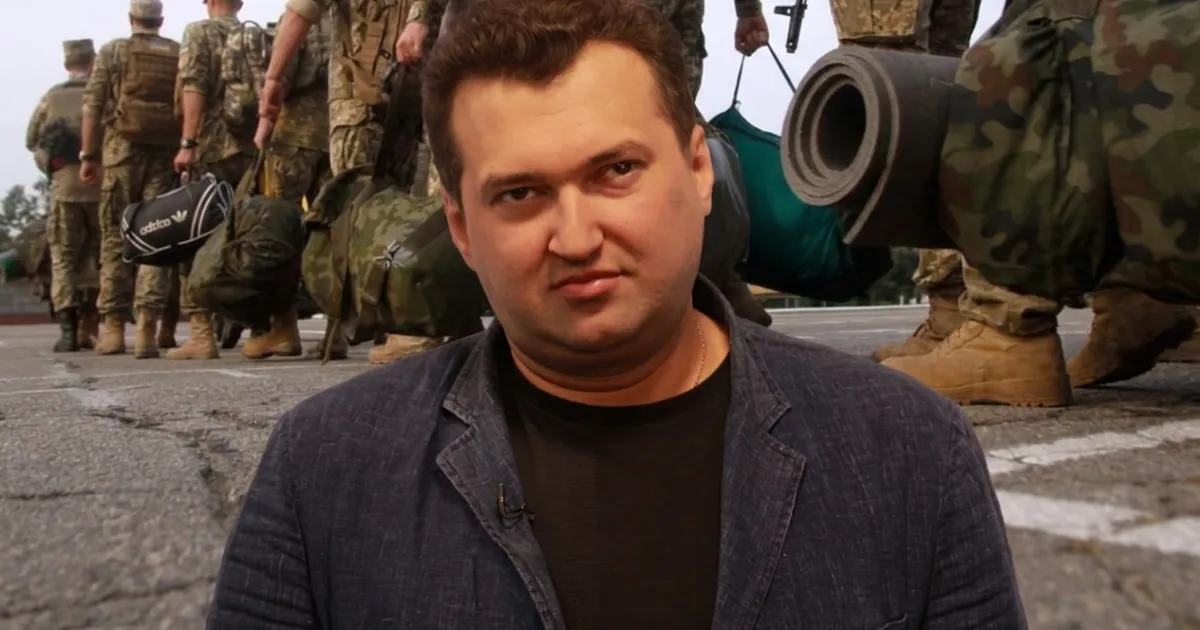 Олексій Голобуцкій на фоні мобілізованих військових
