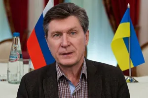 Володимир Фесенко на  фоні прапорів України та Росії