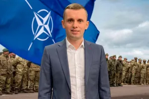 Руслан Бортнік на фоні військових НАТО