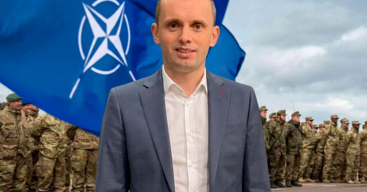Руслан Бортнік на фоні військових НАТО