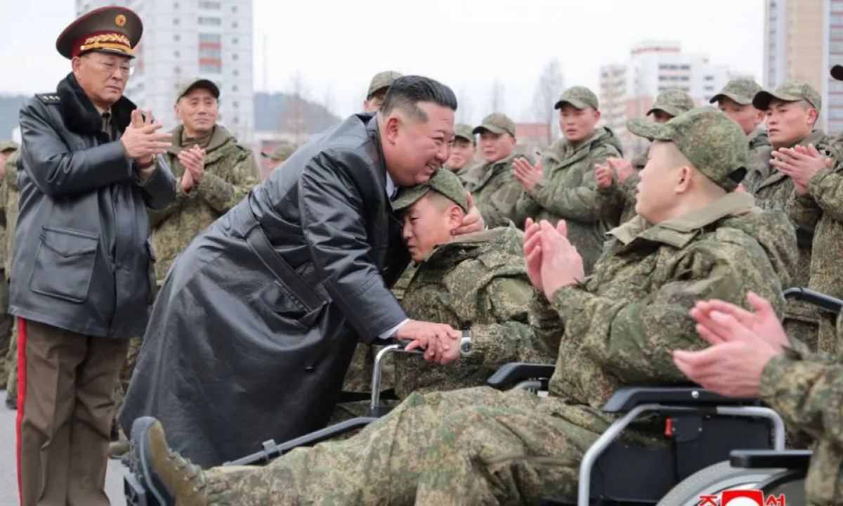Ын, военные