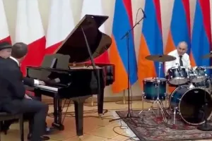 Макрон, Пашинян