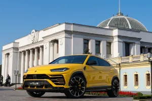 Lamborghini на фоні Верховної ради