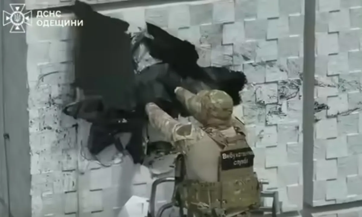 шахед в стене