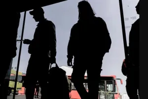 мужчины призывного возраста