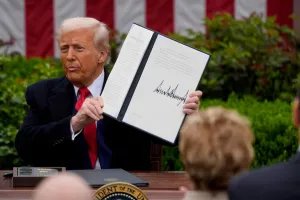 Трамп, подпись