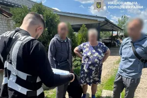 Слідчі під час обшуку у справі про шахрайство