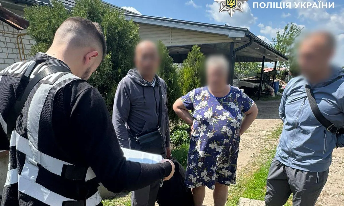 Слідчі під час обшуку у справі про шахрайство